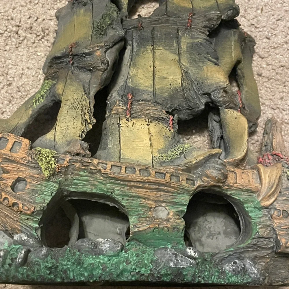2 Rustic Shipwreck Aquarium Decoration, 1 new